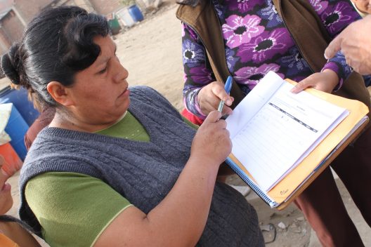 mujer firmando