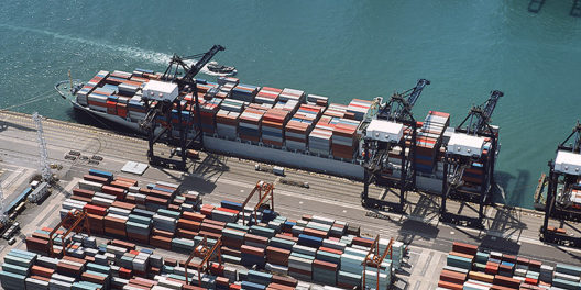 puerto-comercio-containers-barco